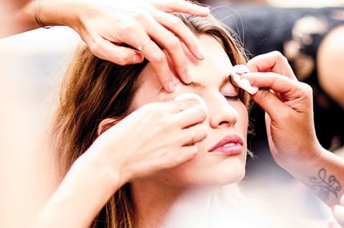 Ένας άντρας make up artist μας είπε το πολύτιμο υλικό που μπορείς να αναμείξεις με το foundation σου