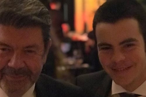 Το κόλπο του Άγγελου Λάτσιου για να κερδίσει το φλουρί στη βασιλόπιτα που έκοψε με τον πατέρα του