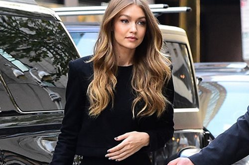 Η Τζίτζι Χαντίντ εμφανίστηκε με ένα στυλ τζιν που δεν ξέρουμε καν πώς να το ονομάσουμε 