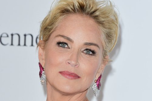 Ποιος είπε ότι τα κοντά μαλλιά είναι «μεγαλίστικα» σε γυναίκες άνω των 50; Ιδού η απόδειξη 