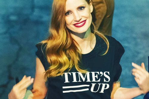 Το T-Shirt που φοράνε οι σταρ του Χόλιγουντ αυτή τη στιγμή είναι η πιο σοβαρή δήλωση χειραφέτησης 