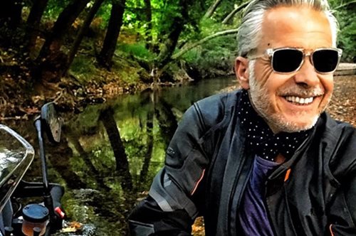 O Xάρης Χριστόπουλος σε ρόλο παρουσιαστή-έκπληξη επιστρέφει στην ελληνική τηλεόραση