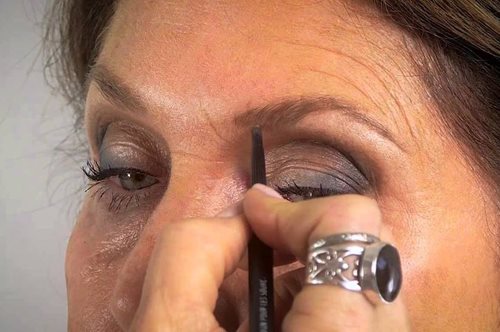 70 χρονών νέα: Η απόλυτη μεταμόρφωση μιας γυναίκας με τη δύναμη του μακιγιάζ