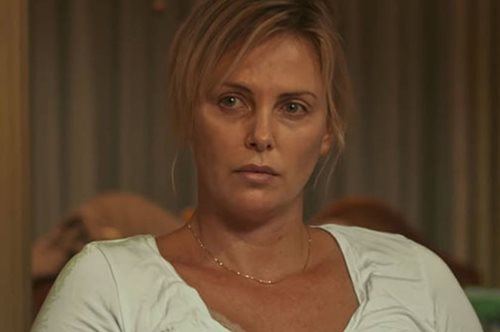 Μια ταινία που δεν ωραιοποιεί τη μητρότητα. Η Σαρλίζ Θερόν υποδύεται μια κουρασμένη μαμά 