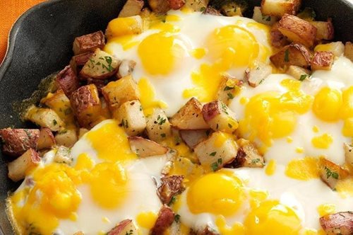 Αυγά μάτια στο φούρνο με πατάτες και τυρί. Το ίδιο λαχταριστά με το τηγάνι αλλά πιο light