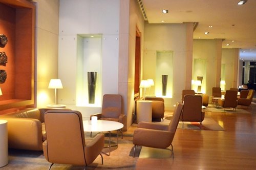 Ένα ιστορικό lounge bar της Αθήνας άνοιξε ξανά τις πόρτες του με μία συνεργασία-έκπληξη