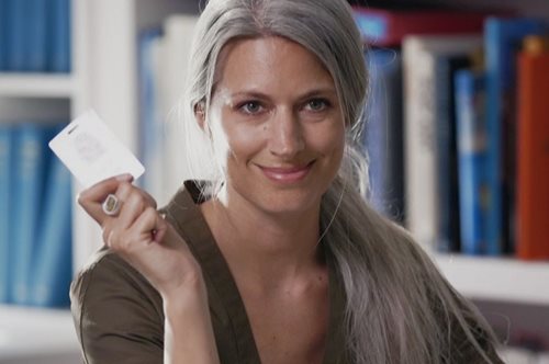 Mία στιλάτη editor της αγγλικής Vogue ανοίγει την μεγάλη τσάντα της και δείχνει τους θησαυρούς της