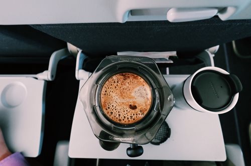 Mία αεροσυνοδός εξηγεί γιατί δεν πρέπει να ξαναπιείς ποτέ καφέ στο αεροπλάνο