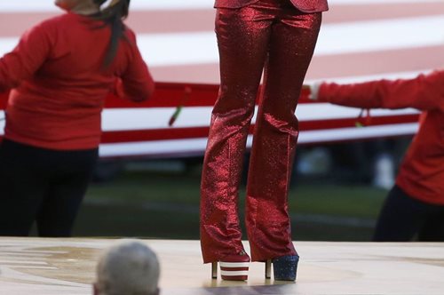 H Lady Gaga εμφανίστηκε με διαφορετικά παπούτσια στο Superbowl 50. Άλλο δεξι, άλλο αριστερό!