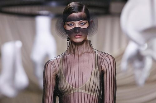 Η σουρεάλ γοητεία της υψηλής ραπτικής του οίκου Dior για την άνοιξη και το καλοκαίρι του 2108