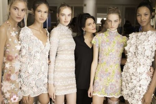 Όταν όλο το Παρίσι αποθέωσε τη Σίλια Κριθαριώτη σε μία ονειρική Haute Couture πασαρέλα 