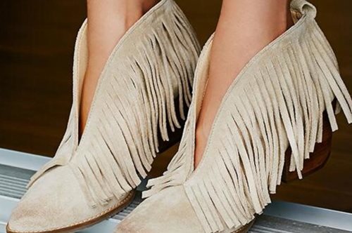 Αυτό το υλικό που έχεις στο ντουλάπι σου θα καθαρίσει τους λεκέδες από τα σουέντ παπούτσια σου 