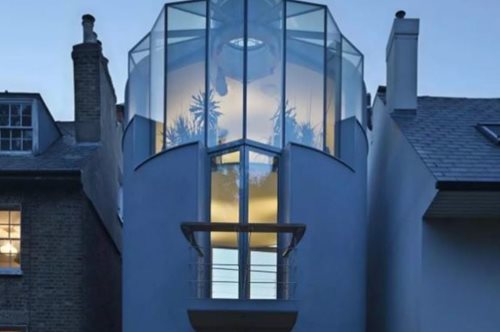 Ένα, γυάλινο σπίτι-μυστήριο στην καρδιά του Λονδίνου θέλει να αλλάξει την αισθητική της πόλης