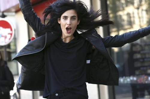 Ένα μοντέλο σου λέει πώς να ντυθείς σαν κι αυτήν. Με στιλπνή απλότητα 