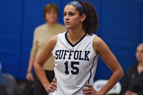 H Ελληνίδα μπασκετμπολίστρια με την κορδέλα στα μαλλιά που αποθεώθηκε στις ΗΠΑ για το στυλ της