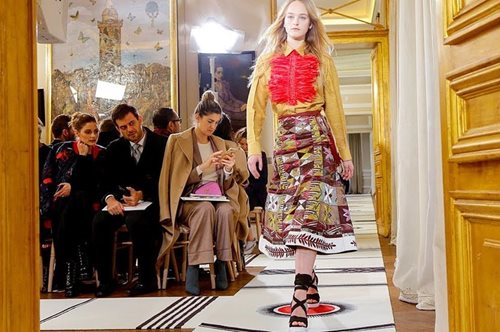 Ο οίκος Schiaparelli ζει ξανά μέρες «διαφωτισμού» με το σόου υψηλής ραπτικής στο Παρίσι