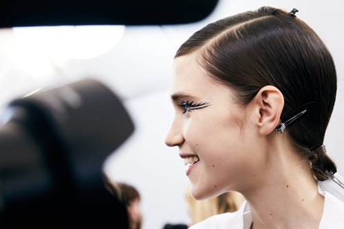 Ένα μοντέλο μας δείχνει βήμα-βήμα το μακιγιάζ του οίκου Dior από τα backstage