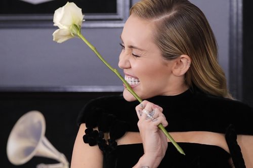 Μετά τα μαύρα φορέματα, στα φετινά Grammys οι γυναίκες έστειλαν ένα μήνυμα με αυτό το αξεσουάρ