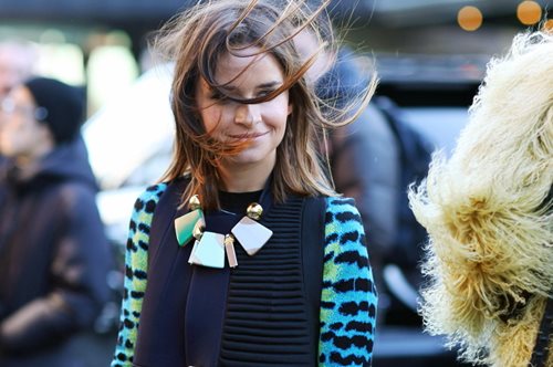 Ειλικρινά δεν μπορούμε να αποφασίσουμε αν λατρεύουμε ή μισούμε αυτά τα σκουλαρίκια 