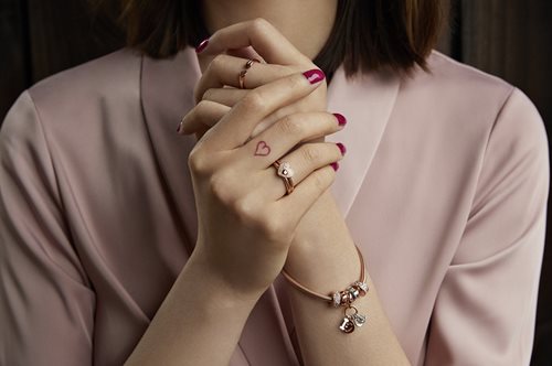 Η PANDORA έχει αιχμαλωτίσει όλα τα συναισθήματα αγάπης σε τρεις σειρές για του Αγίου Βαλεντίνου