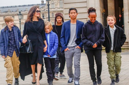 Ώρα για Παρίσι. H κομψή εμφάνιση της Αντζελίνα Τζολί στο πλευρό της Μπριζίτ Μακρόν