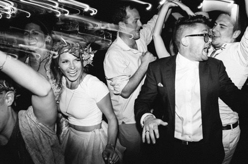 Σε αυτά τα μυστικά πάρτι της Αθήνας τo φλερτ είναι ζωντανό και δε γίνεται μέσω κινητού τηλεφώνου 