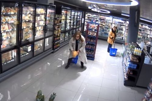 Η Ελισάβετ Κωνσταντινίδου κάνει απίστευτη φάρσα σε πελάτες σούπερμαρκετ 