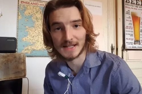 Ένας Βέλγος μιλάει ελληνικά καλύτερα και από εμάς και τραγουδάει Γιάννη Κότσιρα