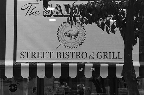 Από Καναδά μέχρι Χιλή μία παρέα ψήνει με μεράκι στην Ιπποκράτους τα καλύτερα κρέατα του κόσμου