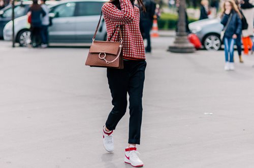 To μικρό, στιλιστικό κόλπο που θα μεταμορφώσει αμέσως όλα τα sneakers που έχεις στη ντουλάπα σου