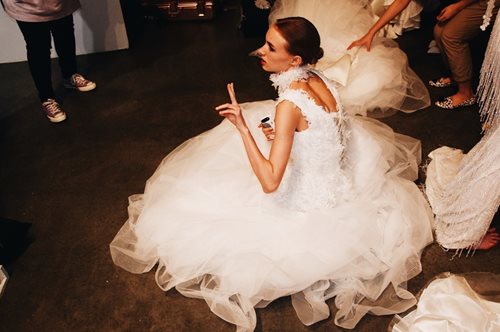 Αντισυμβατική κίνηση. Κανείς δεν θα φανταζόταν πως γίνεται να παντρευτείς φορώντας αυτά τα παπούτσια