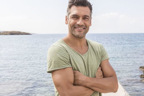 O 18χρονος γιος του Στέλιου Κρητικού είναι μοντέλο και μοιάζει υπερβολικά με τον μπαμπά του