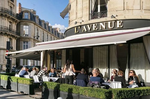 Το πιο κοσμικό παριζιάνικο καφέ που εάν πας θα δεις τους διάσημους να παρελαύνουν 