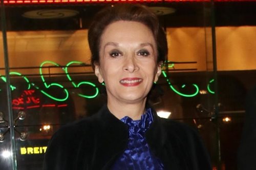 Σπάνια βραδινή έξοδος της Μαίρης Βιδάλη συνοδεία του γιου της, Κάρολου