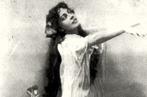 Το πιο βαθύ ελληνικό ποίημα αγάπης γράφτηκε από μια μυστηριώδη και σπουδαία γυναίκα