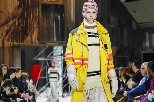 O οίκος Calvin Klein με το τελευταίο σόου του προέβλεψε ένα χρωματιστό αλλά ζοφερό μέλλον 