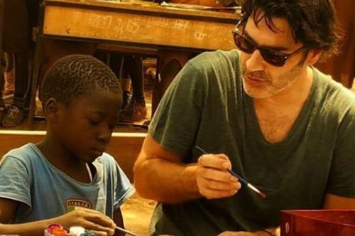 O Xριστόφορος Παπακαλιάτης μαθαίνει σε παιδιά της Αφρικής να τραγουδούν το ελληνικό Κοκοράκι