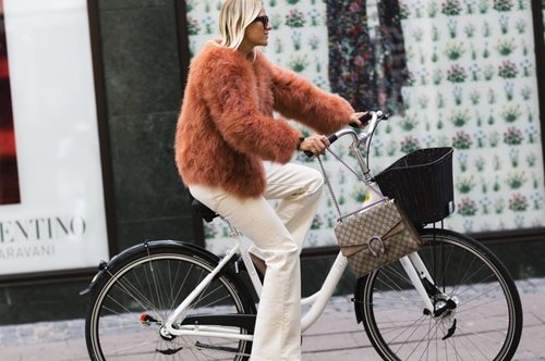 Νέα χρωματική τάση. Toν επόμενο χειμώνα δύσκολα θα συναντήσεις γυναίκα που δεν θα είναι ντυμένη έτσι