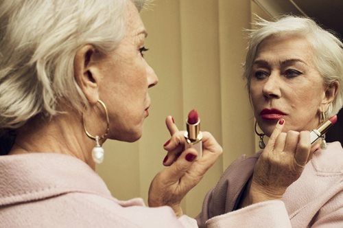 «Για να κάνεις εντύπωση»: Η Έλεν Μίρεν παραδίδει μαθήματα στυλ μέσα από ένα ψαρωτικό βίντεο