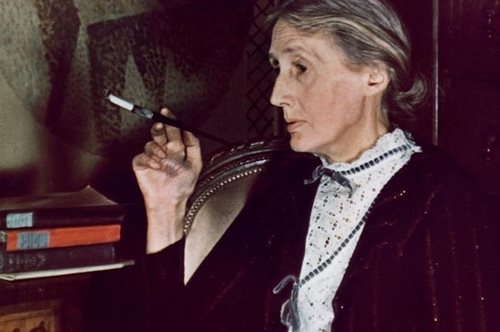 «Όσο μεγαλώνει κάποιος, τόσο ελκύεται από το άσεμνο»: Η ζωή μέσα από τα μάτια της Βιρτζίνια Γουλφ
