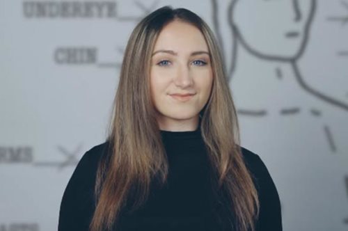 «Τώρα μπορώ να βγαίνω άνετα φωτογραφία». Αληθινές μαρτυρίες νεαρών γυναικών για τις πλαστικές