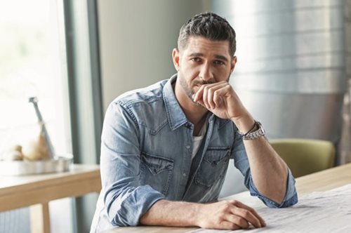 Ένας εντελώς άλλος άνθρωπος. Ο Πάνος Ιωαννίδης με μακριά μαλλιά και μπούκλα