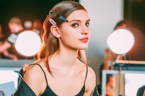 Τι είναι τα «σαμπουάν εκκαθάρισης» που κάνουν πάταγο στο εξωτερικό;