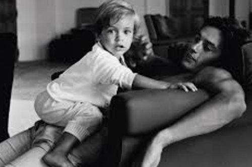 Αλέν Ντελόν: Ο γόης ηθοποιός με το αγγελικό πρόσωπο απέτυχε στον ρόλο του πατέρα  