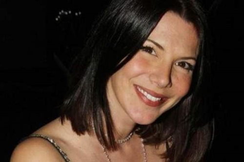 Σπάνια δημόσια εμφάνιση της Μαρίνας Τσιντικίδου: Στιλάτη και γελαστή σε βραδινή έξοδο