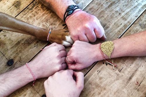 Τα χειροποίητα μαρτάκια της Ντίνας Ρόζου είναι τα πιο γούρικα και όμορφα φυλαχτά της άνοιξης