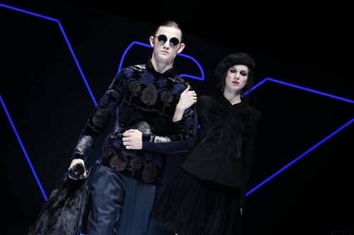 Ο Armani ξαναντύνει τη γυναίκα με σοφιστικέ κομψότητα και πολύτιμα υφάσματα 