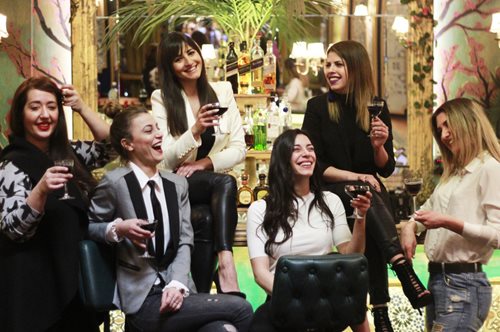 Έξι γυναίκες αφήνουν το μπουντουάρ και πηγαίνουν πίσω από την μπάρα του Noel