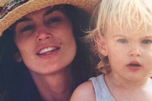 Μετά την πανέμορφη κόρη της Σίντι Κρόφορντ δείτε τον 16χρονο γιο της!