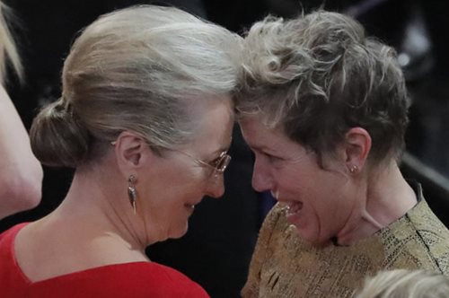 Έτσι πανηγυρίζουν οι έξυπνες γυναίκες: Εκστατικά, σιωπηλά, με αλληλοθαυμασμό